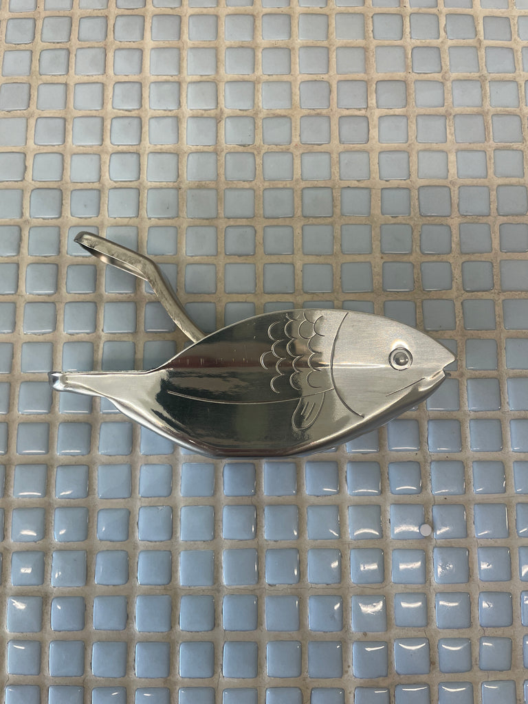 Fish lemon squeezer