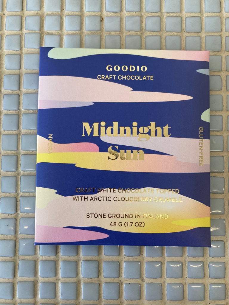 goodio ‘midnight sun’ white chocolate w/ arctic cloudberry crumbles