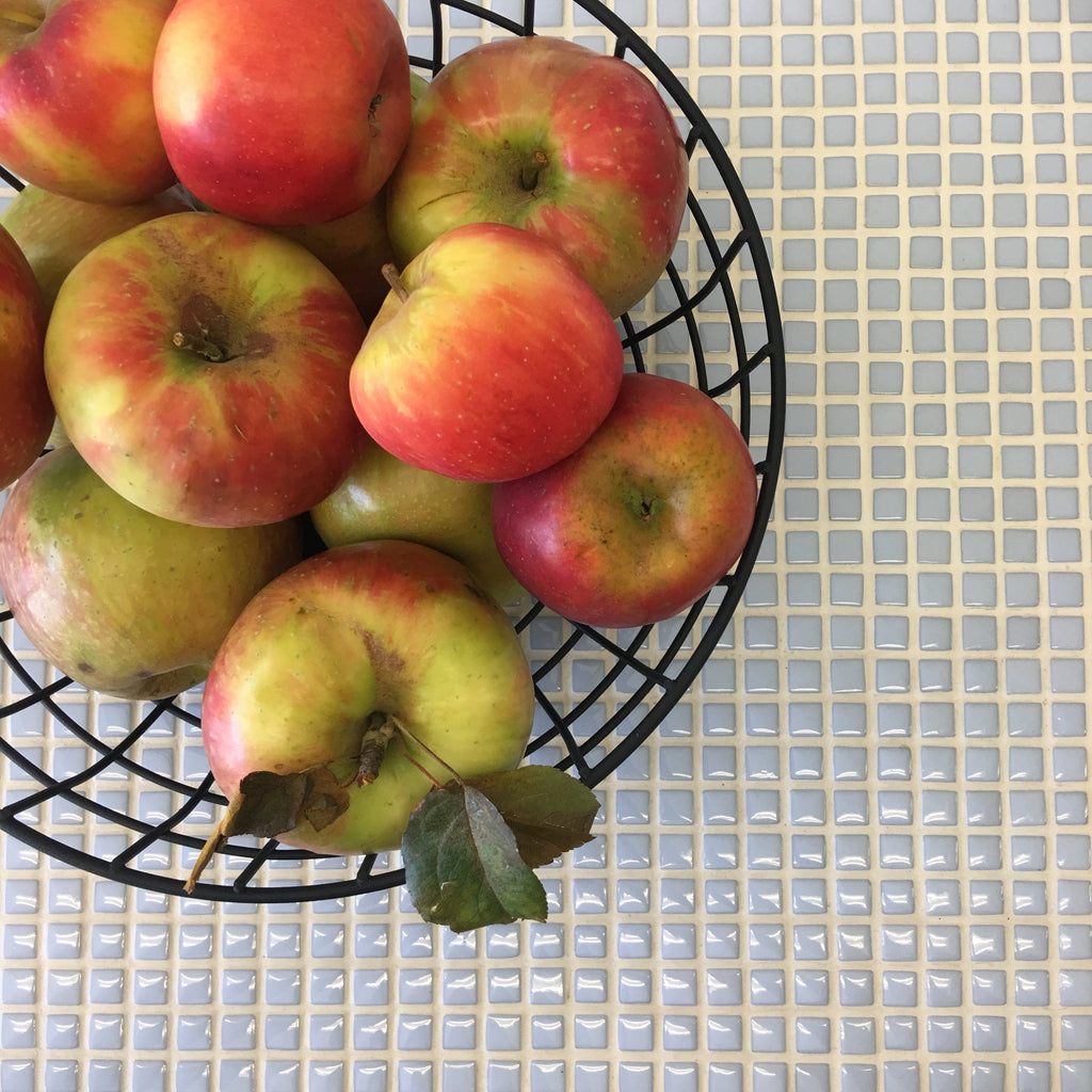 farmers market assorted apples
